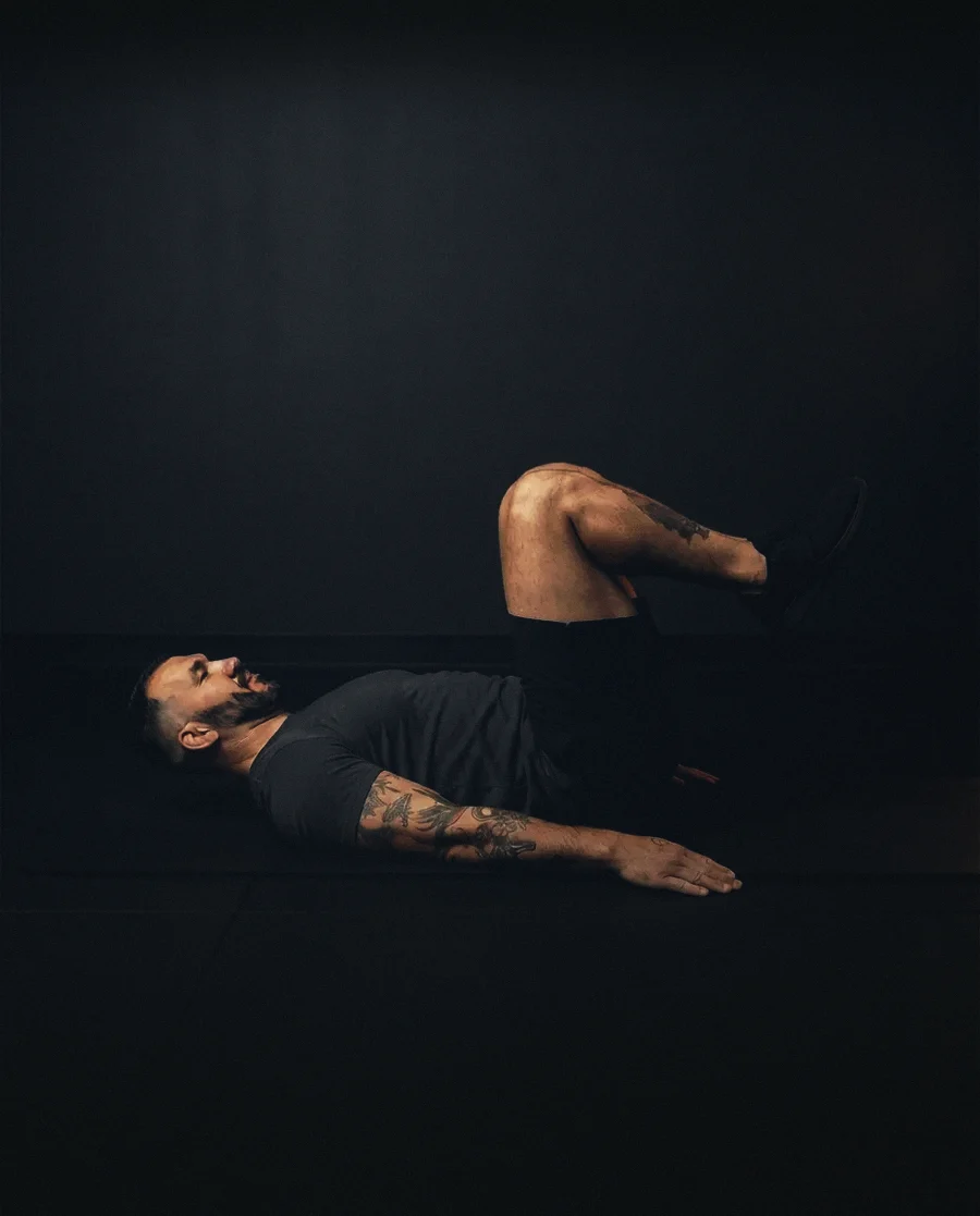 Frankie demonstrates Reverse crunch